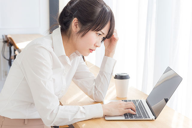 パソコンの購入を悩む女性