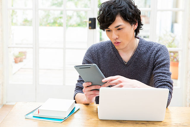 パソコンの口コミを調べる男性