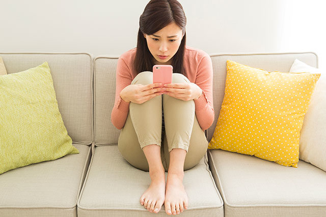 サポートに問い合わせる女性